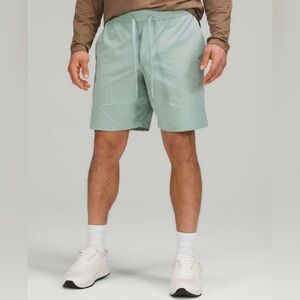 Lululemon 8” Shorts Mens L Sage green Drawstring Stretchy Zippered pockets Liner